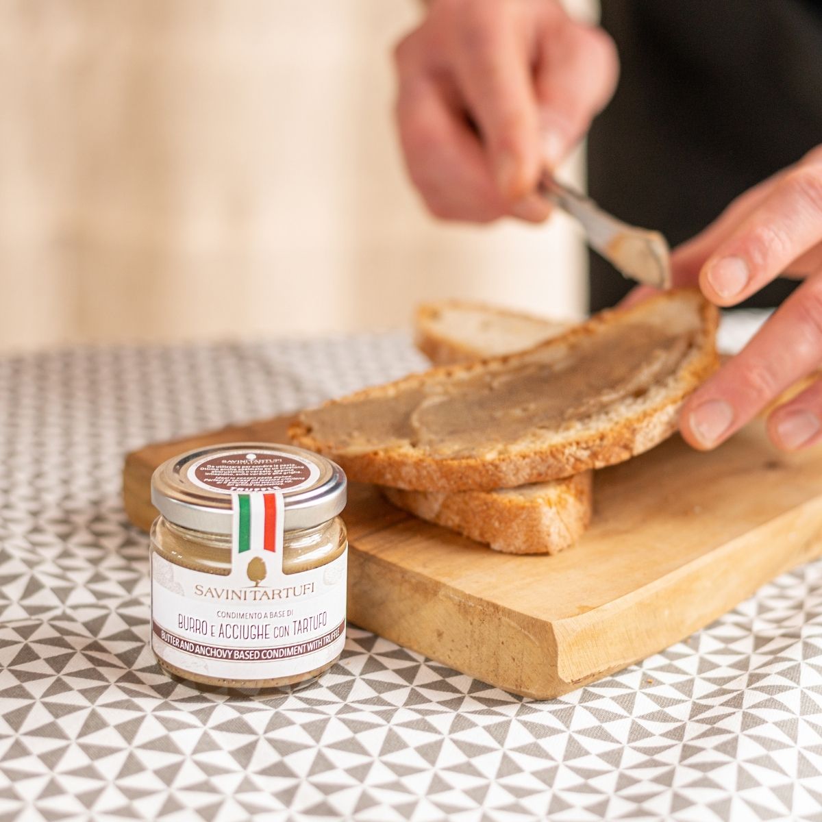 Condimento a base di burro e acciughe con tartufo