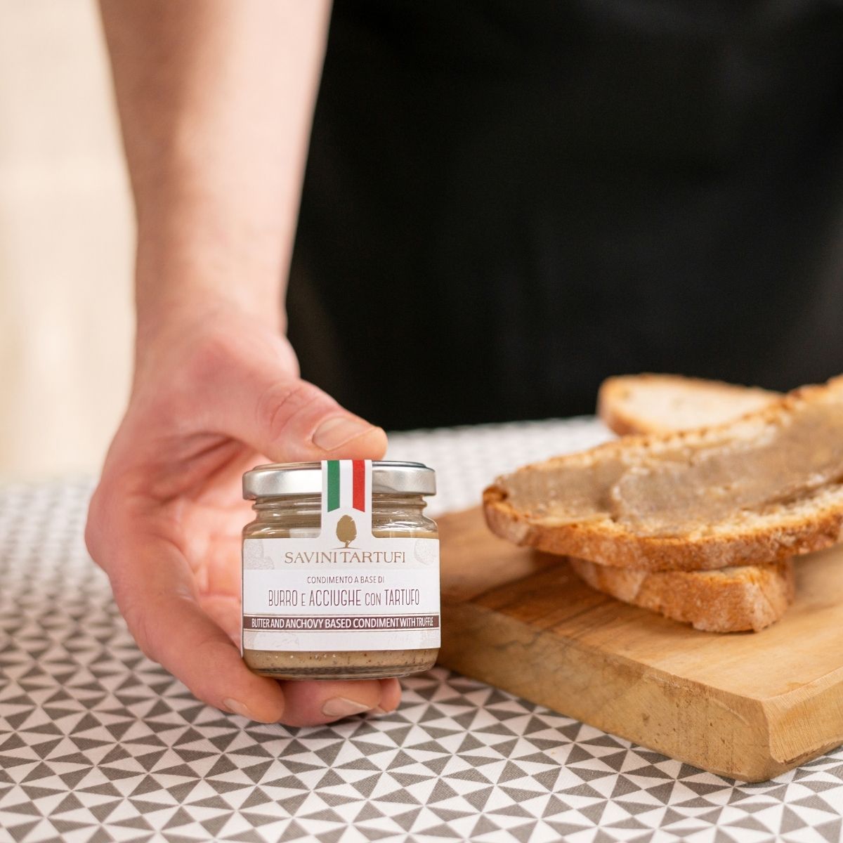 Condimento a base di burro e acciughe con tartufo - immagine 2